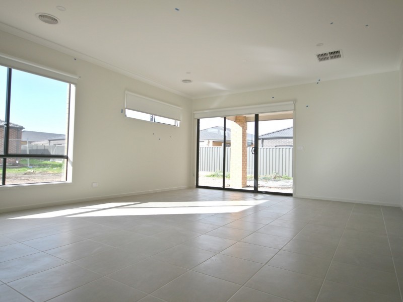 12 Quarter St, Roxburgh Park VIC 3064