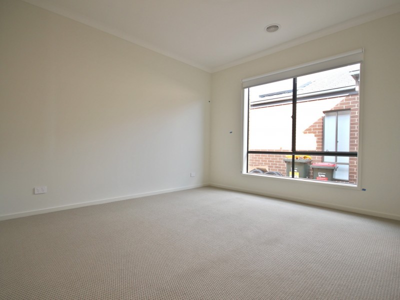 12 Quarter St, Roxburgh Park VIC 3064