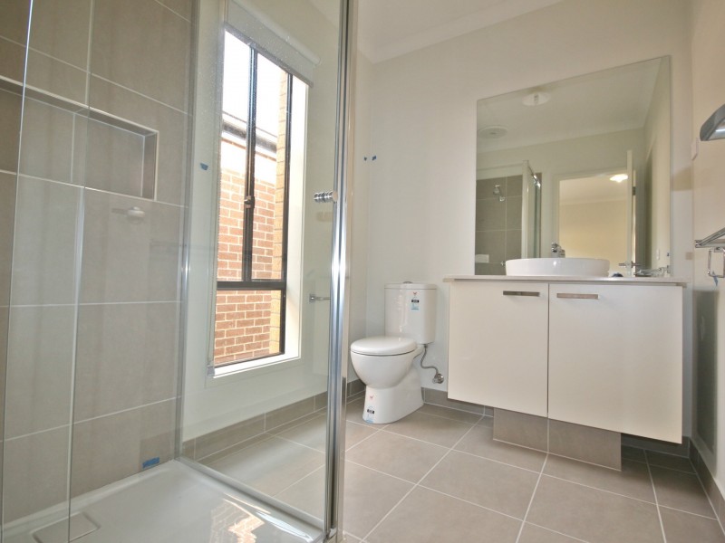 12 Quarter St, Roxburgh Park VIC 3064