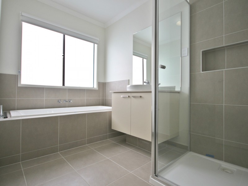 12 Quarter St, Roxburgh Park VIC 3064