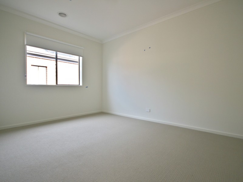 12 Quarter St, Roxburgh Park VIC 3064