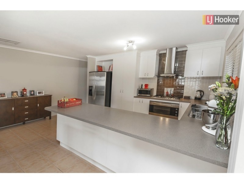 49 Lakes Drive, Craigieburn VIC 3064