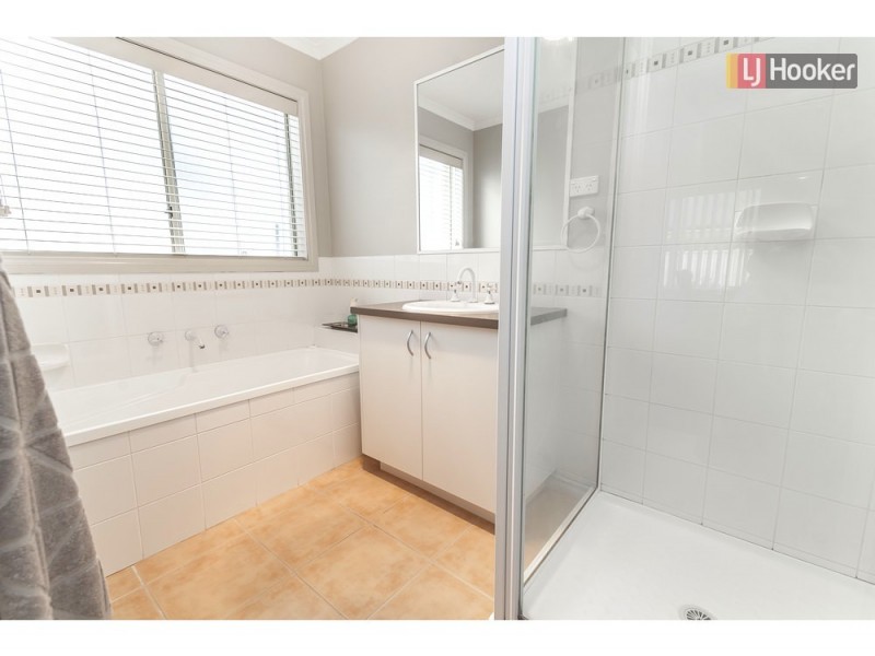 49 Lakes Drive, Craigieburn VIC 3064