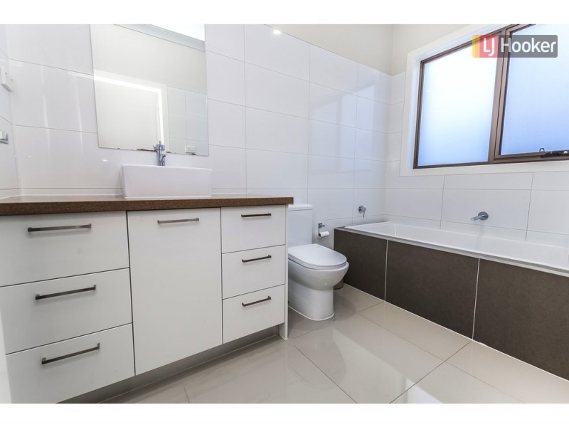 9 Mountleigh Circuit, Craigieburn VIC 3064