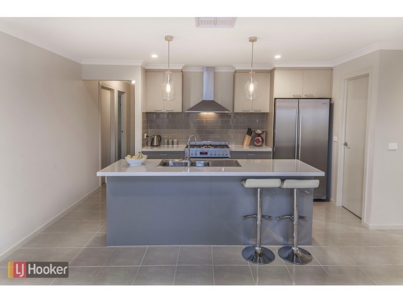 24 Falstone Circuit, Mickleham VIC 3064