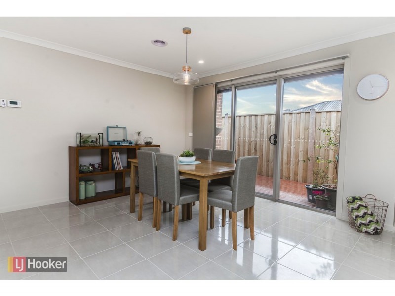 24 Falstone Circuit, Mickleham VIC 3064