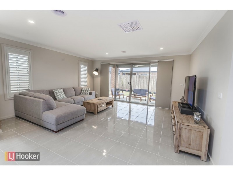 24 Falstone Circuit, Mickleham VIC 3064