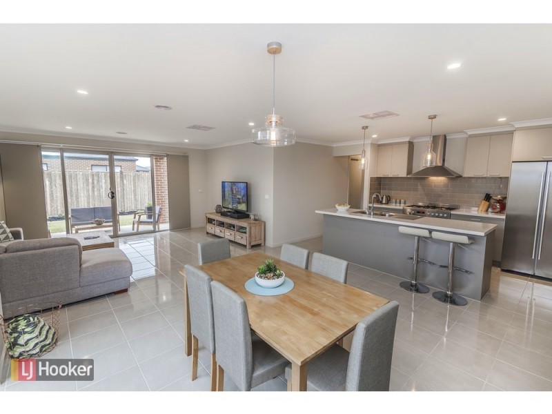 24 Falstone Circuit, Mickleham VIC 3064