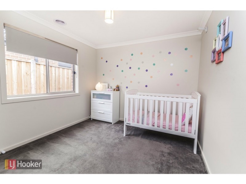 24 Falstone Circuit, Mickleham VIC 3064