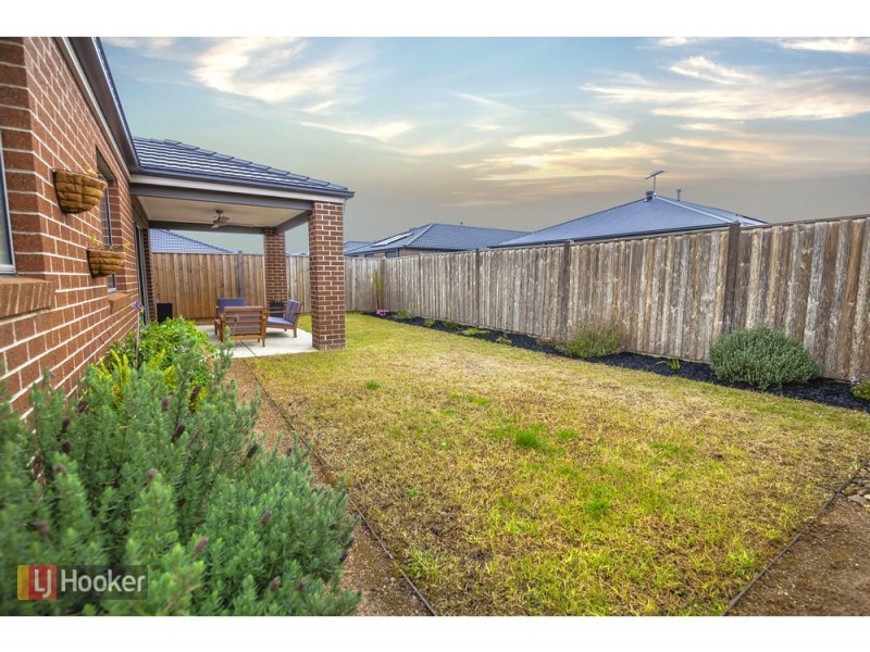24 Falstone Circuit, Mickleham VIC 3064