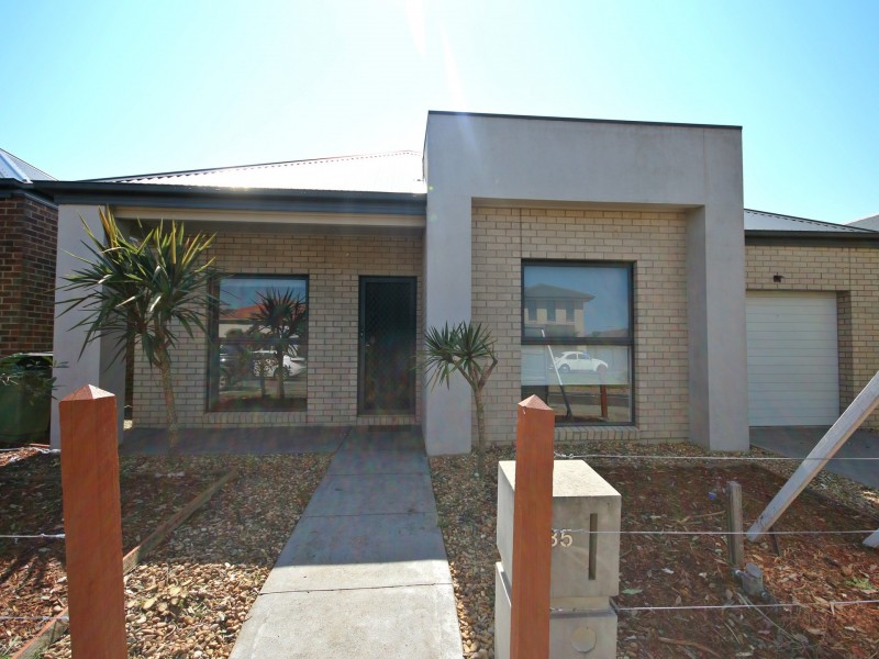 35 Mallacoota Way, Craigieburn VIC 3064