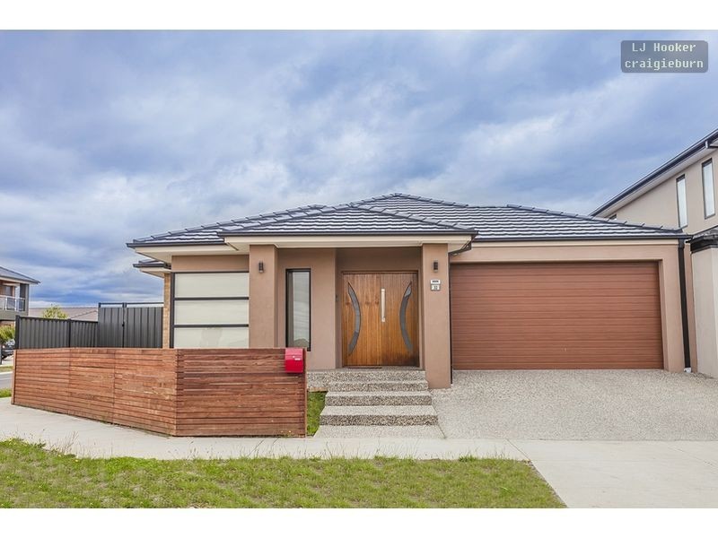 32 Bluebird Way, Roxburgh Park VIC 3064