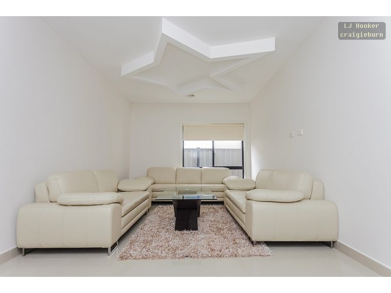 32 Bluebird Way, Roxburgh Park VIC 3064