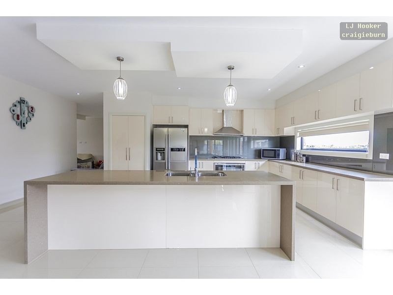32 Bluebird Way, Roxburgh Park VIC 3064