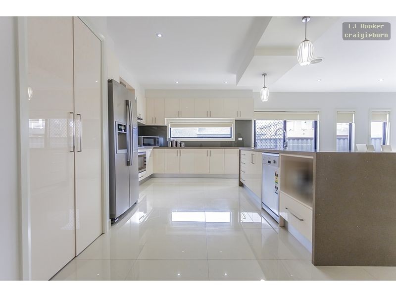 32 Bluebird Way, Roxburgh Park VIC 3064