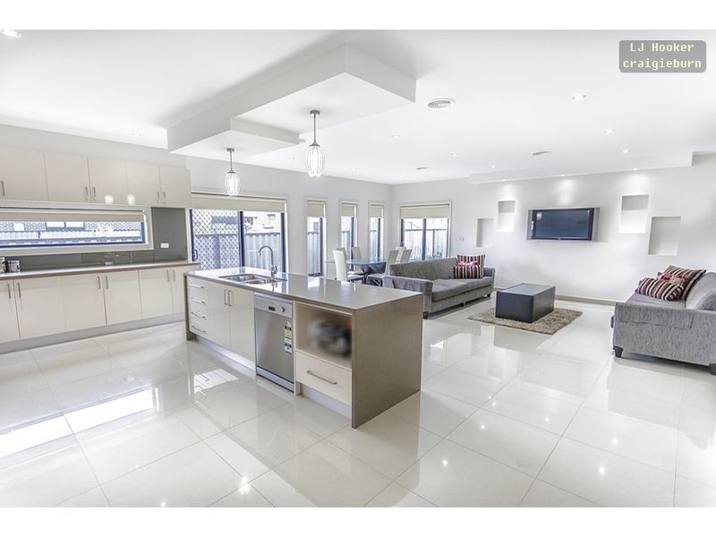 32 Bluebird Way, Roxburgh Park VIC 3064