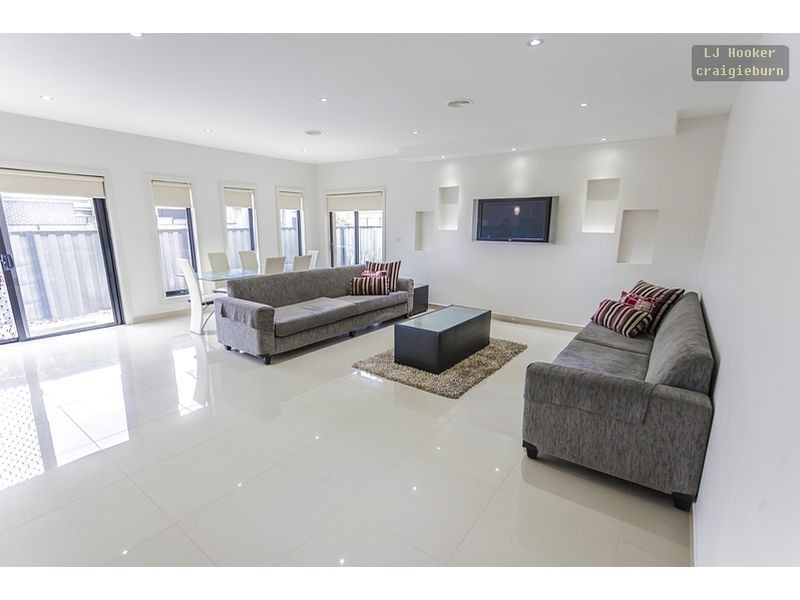 32 Bluebird Way, Roxburgh Park VIC 3064