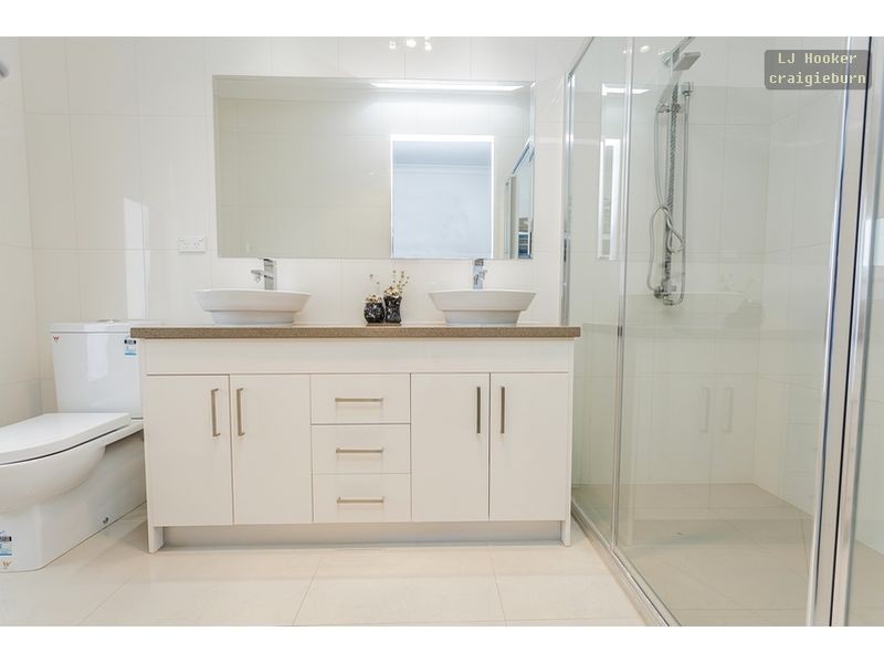 32 Bluebird Way, Roxburgh Park VIC 3064