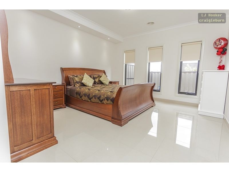 32 Bluebird Way, Roxburgh Park VIC 3064