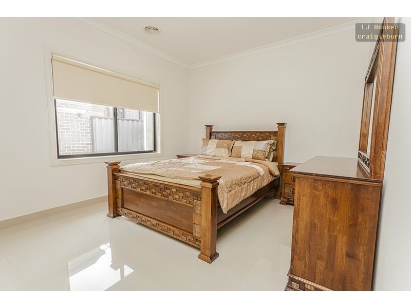 32 Bluebird Way, Roxburgh Park VIC 3064
