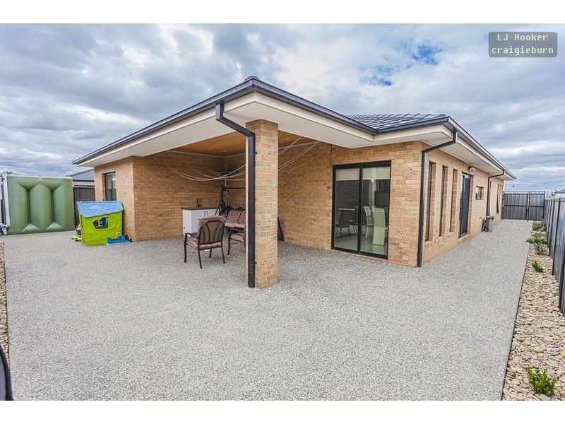 32 Bluebird Way, Roxburgh Park VIC 3064