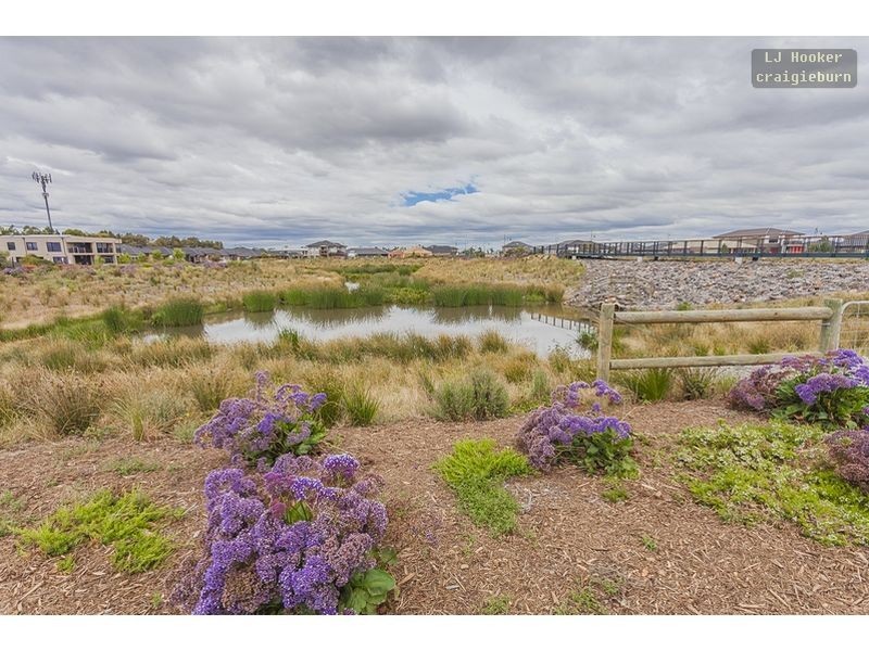 32 Bluebird Way, Roxburgh Park VIC 3064