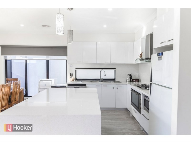 16 Burrows Place, Craigieburn VIC 3064