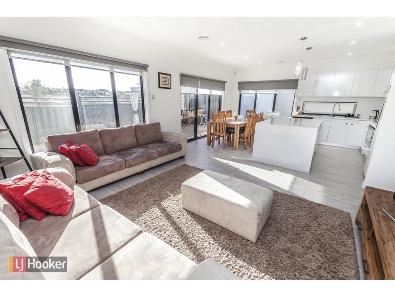 16 Burrows Place, Craigieburn VIC 3064