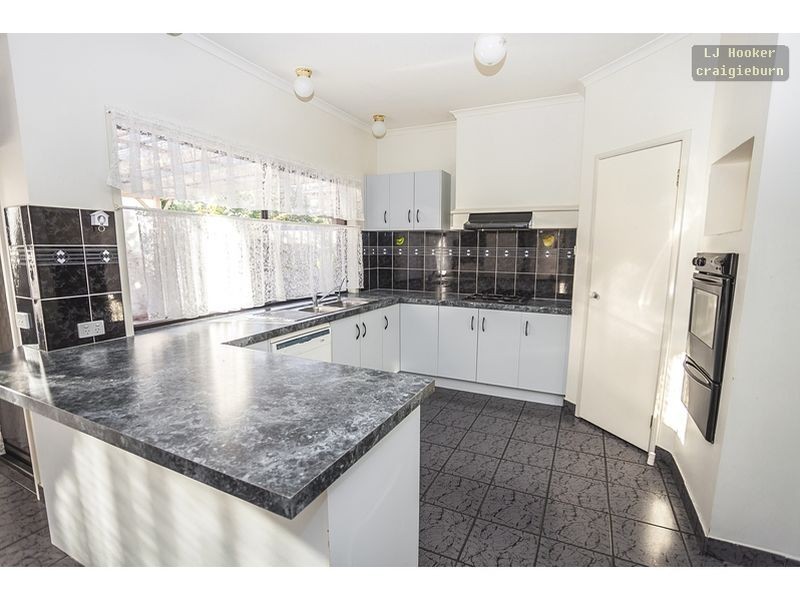 5 Hammond Place, Roxburgh Park VIC 3064