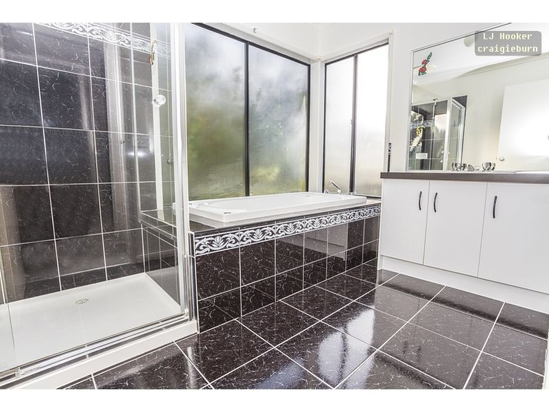 5 Hammond Place, Roxburgh Park VIC 3064