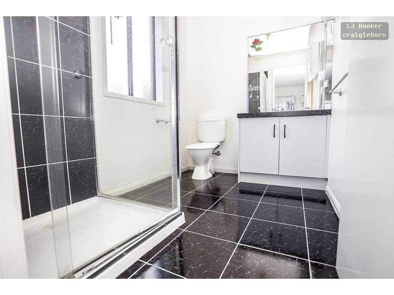 5 Hammond Place, Roxburgh Park VIC 3064
