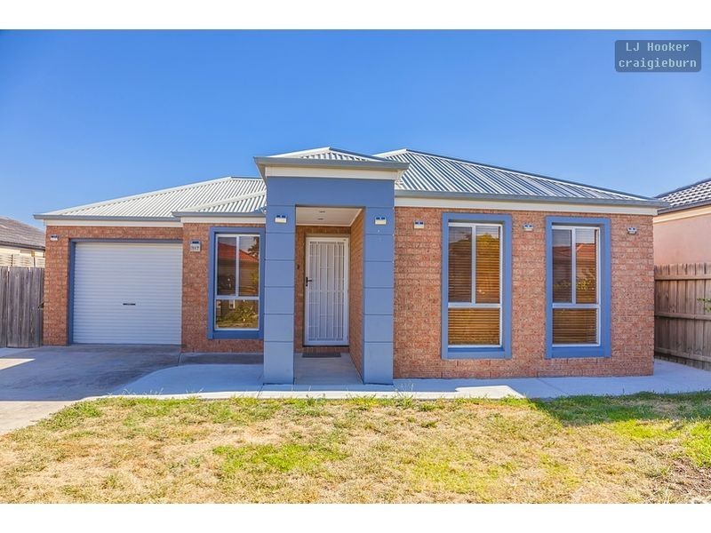 117 Hayfield Rd, Roxburgh Park VIC 3064