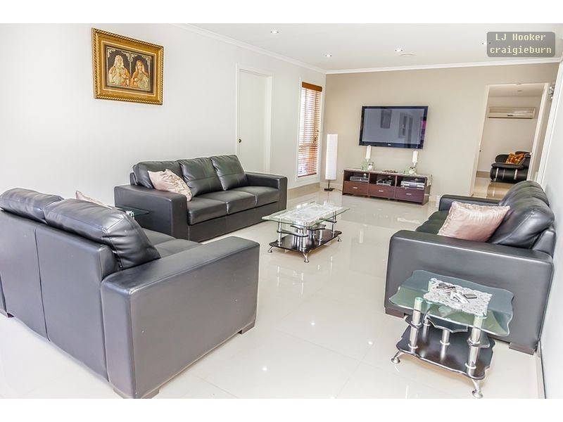 117 Hayfield Rd, Roxburgh Park VIC 3064