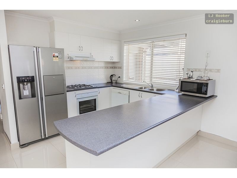 117 Hayfield Rd, Roxburgh Park VIC 3064