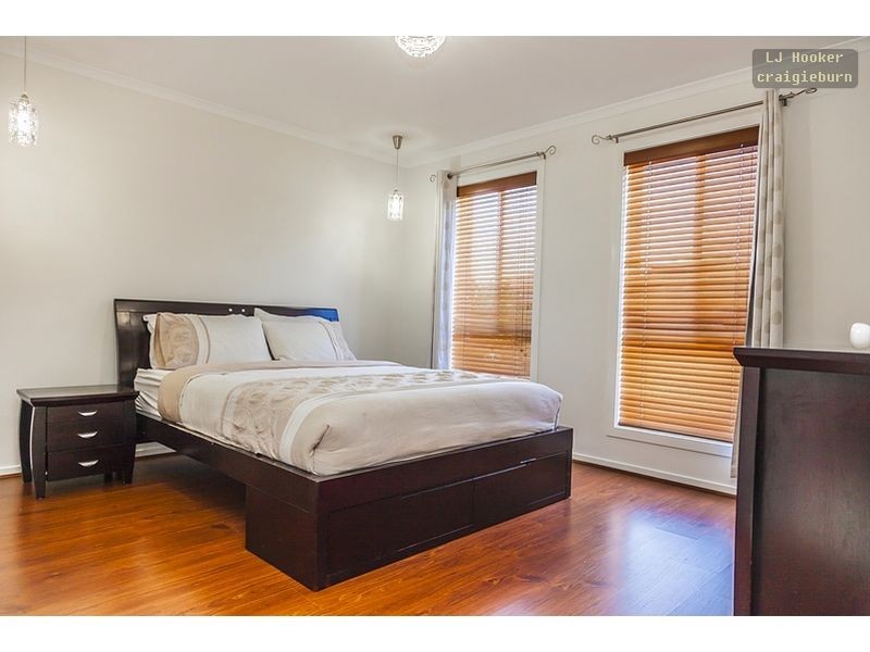 117 Hayfield Rd, Roxburgh Park VIC 3064