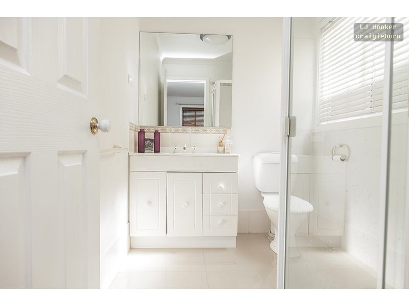 117 Hayfield Rd, Roxburgh Park VIC 3064