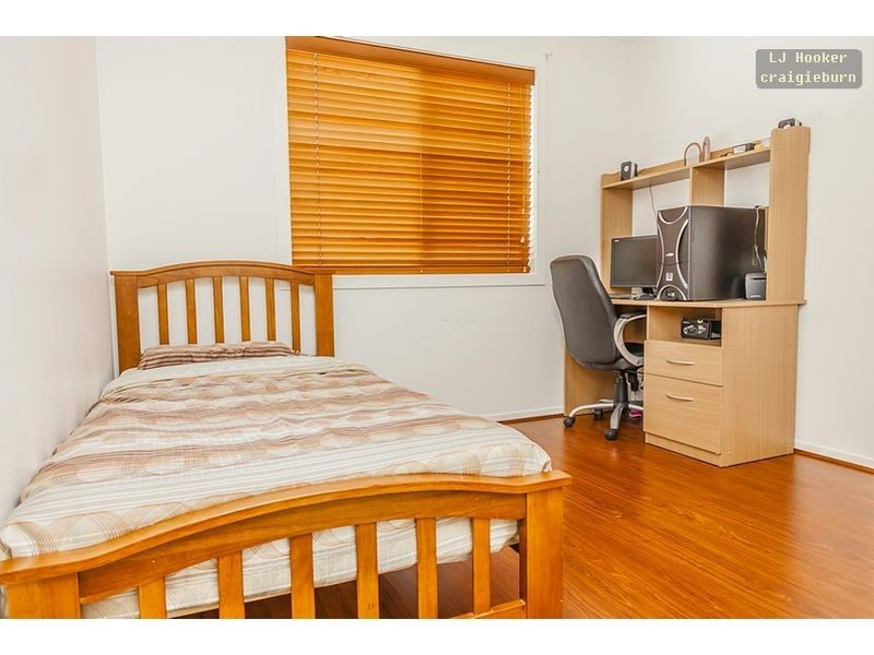 117 Hayfield Rd, Roxburgh Park VIC 3064