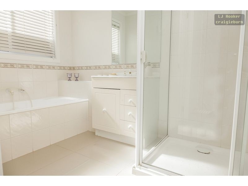 117 Hayfield Rd, Roxburgh Park VIC 3064