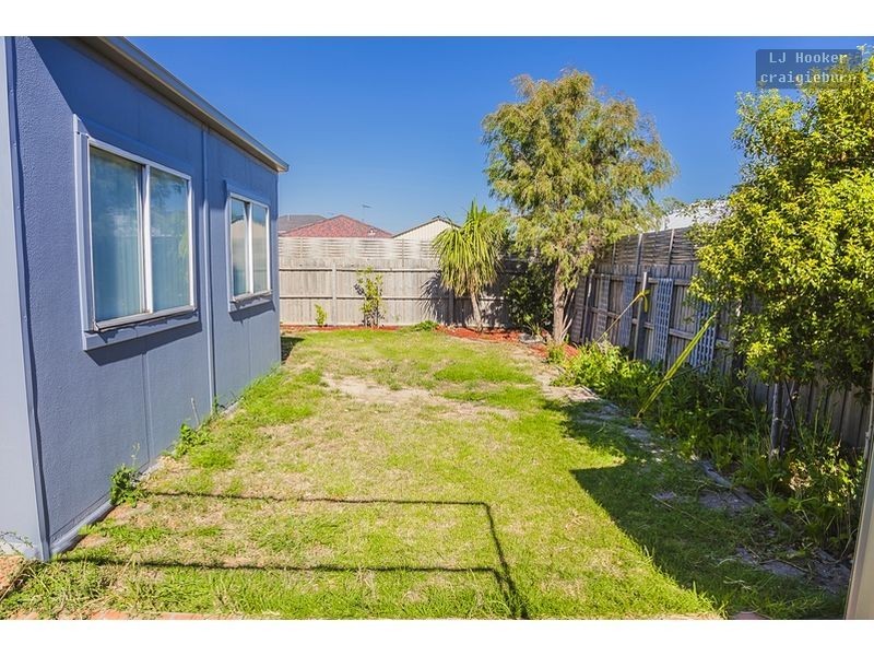 117 Hayfield Rd, Roxburgh Park VIC 3064