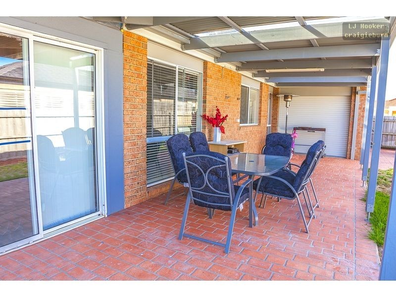 117 Hayfield Rd, Roxburgh Park VIC 3064