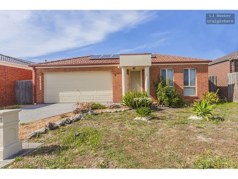 18 Edgewood Rd, Roxburgh Park VIC 3064