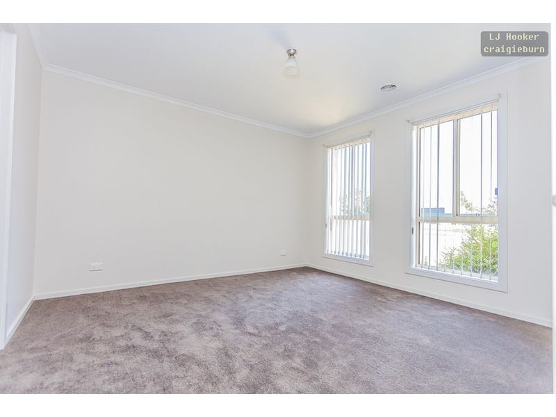 18 Edgewood Rd, Roxburgh Park VIC 3064