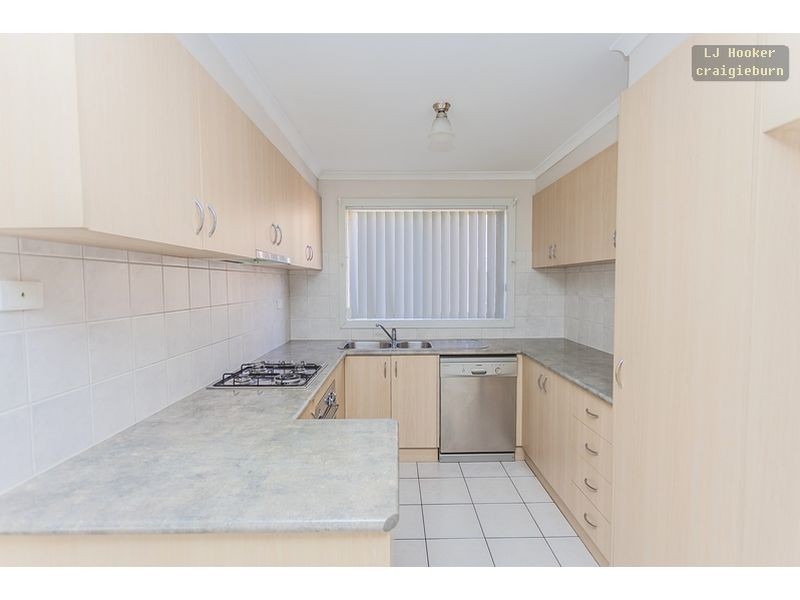 18 Edgewood Rd, Roxburgh Park VIC 3064