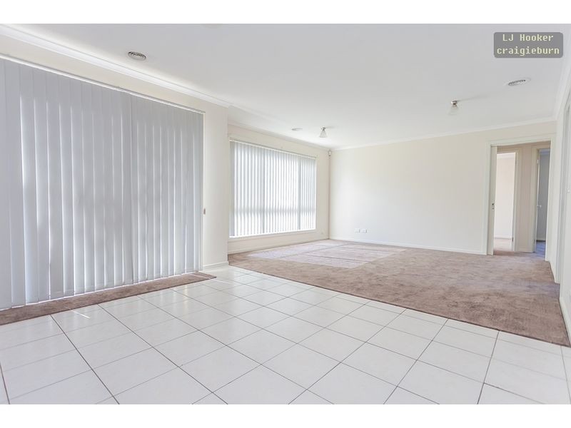 18 Edgewood Rd, Roxburgh Park VIC 3064