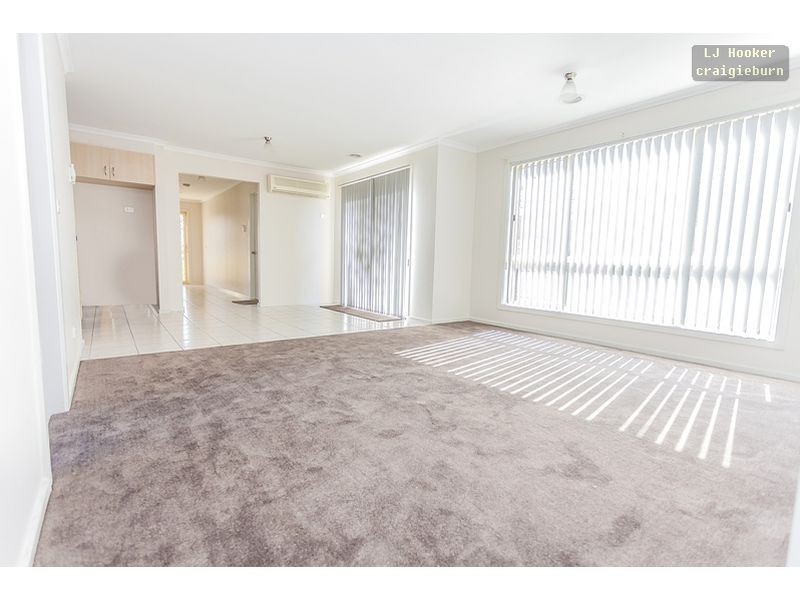 18 Edgewood Rd, Roxburgh Park VIC 3064