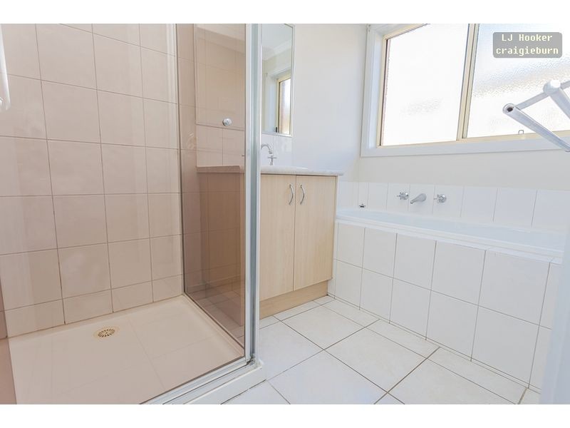 18 Edgewood Rd, Roxburgh Park VIC 3064