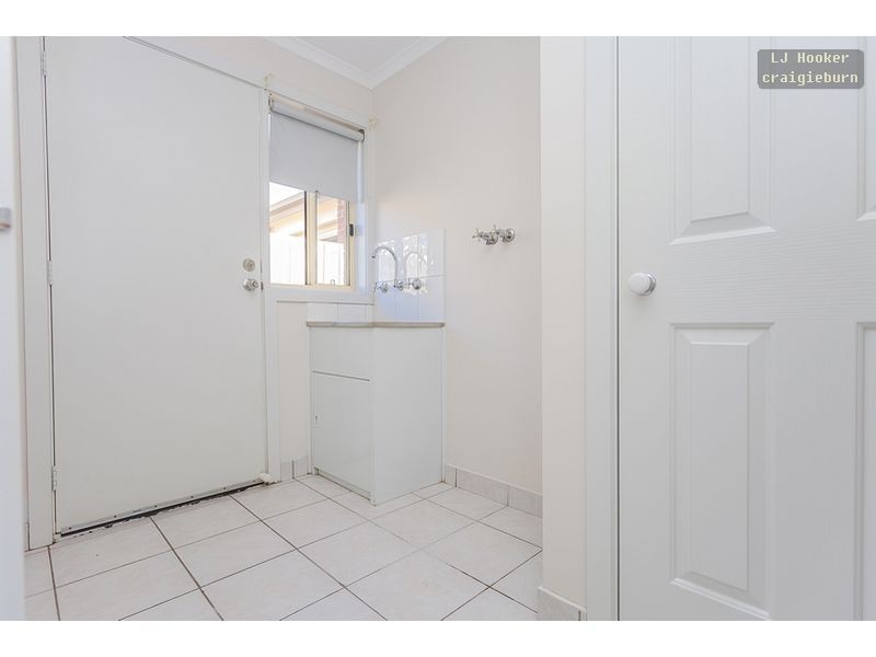 18 Edgewood Rd, Roxburgh Park VIC 3064