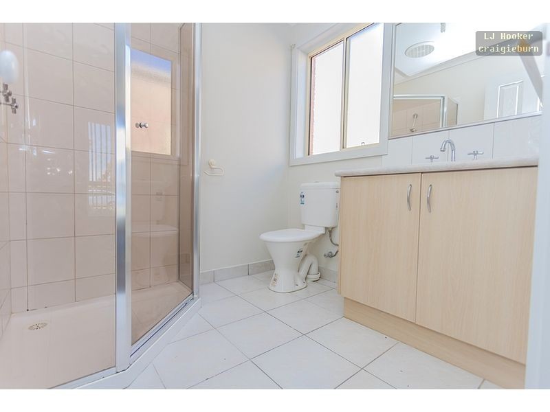 18 Edgewood Rd, Roxburgh Park VIC 3064