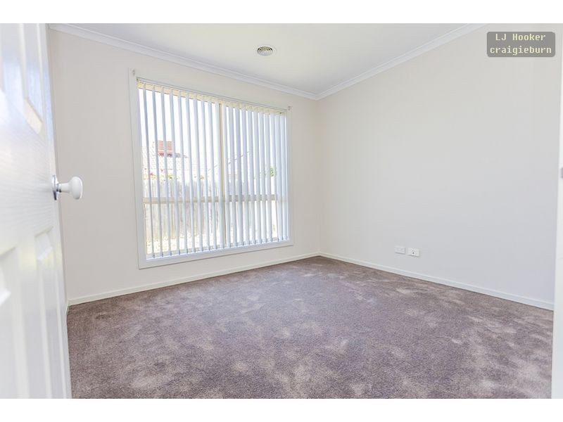 18 Edgewood Rd, Roxburgh Park VIC 3064