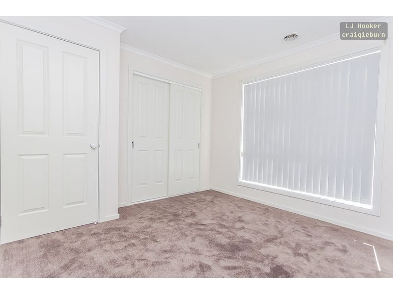 18 Edgewood Rd, Roxburgh Park VIC 3064